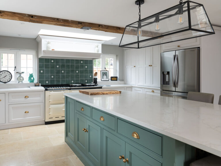 10 Luxurious Hand-Painted And Sprayed Kitchen Design Ideas 2